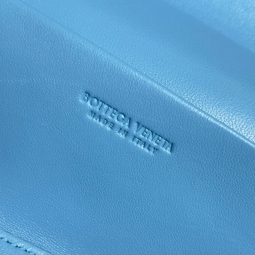 Batch 1360 Bottega Veneta 24 spring and summer woven zipper crossbody bag. A crossbody bag that can be used as a cosmetic bag. The exquisite weaving and compact body are an indispensable accessory for the upcoming summer. The double zipper also better protects the bag. It has a large capacity. If you like it, don’t miss it. Style number: 789109 Size: 22*12.5*5cm